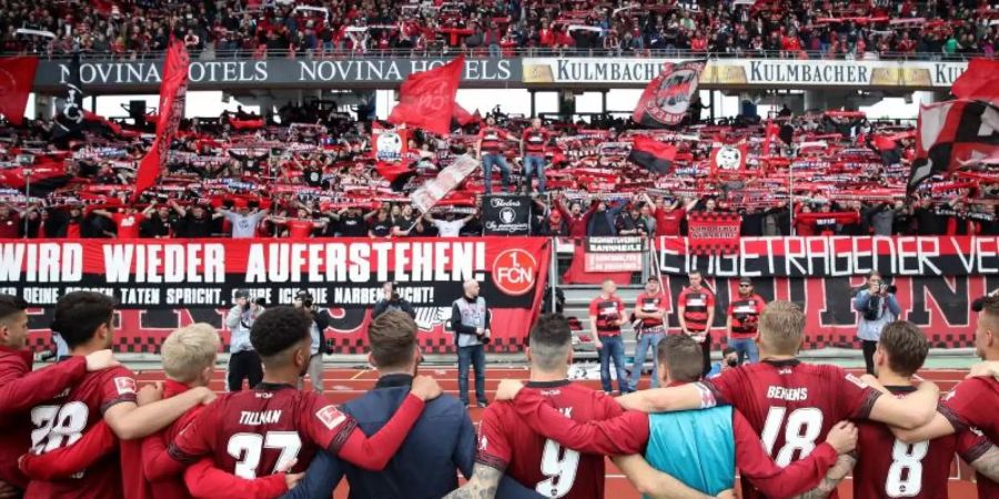 Die Spieler des Clubs stehen vor den Fans: Der 1. FC Nürnberg ist Abstiege gewohnt; aktuell ist es der neunte. Foto: Daniel Karmann