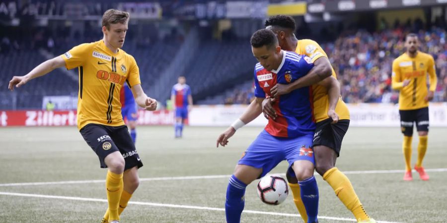 Noah Okafor (FCB, vorne) im Zweikampf mit Ulisses Garcia (rechts) und Michel Aebischer (beide YB).