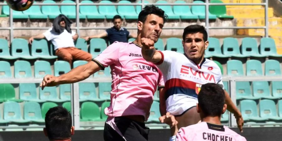 Palermo (im Bildzentrum mit Sinisa Andelkovic) droht der Zwangsabstieg in die Serie C