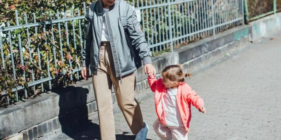 So tragen Mütter und Töchter Partnerlook. Die Online-Stylingberatung Zalon stellt Mini-Me-Boxen zusammen. Mama- oder Papa-Kind-Outfits werden hier individuell abgestimmt. Foto: Katja Henschel/Zalon.de/Little Years/dpa