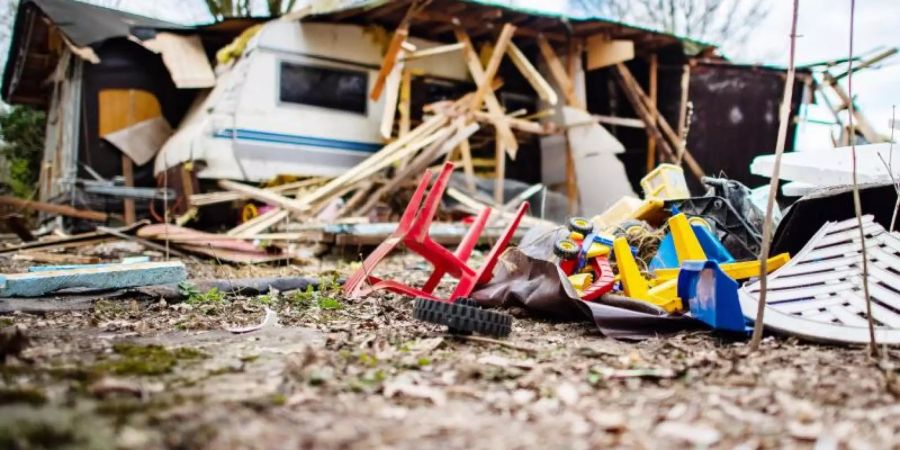 Die zum Teil bereits abgerissene Parzelle des mutmasslichen Täters auf dem Campingplatz Eichwald. Foto: Guido Kirchner