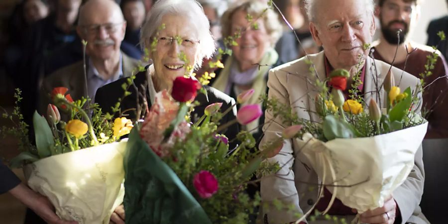 Die Schweizer Autorin Helen Meier sitzt neben Autor Franz Hohler, anlässlich einer Feier zu ihrem 90. Geburtstag am Mittwoch in Trogen.