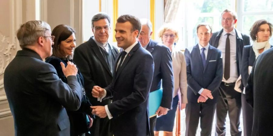 Macron (M.) beim Treffen zum Wiederaufbau von Notre-Dame