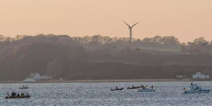 Helfer suchen mit einem Hubschrauber und Booten auf der Förde bei Glücksburg das Wasser ab, nachdem hier ein Ruderboot gekentert war. Foto: Benjamin Nolte