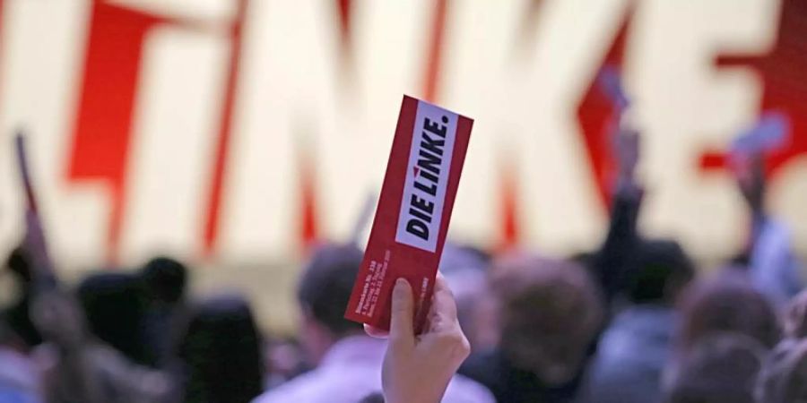 Delegierte der Linkspartei halten beim Parteitag in Bonn ihre Stimmkarte in die Luft. Foto: Oliver Berg