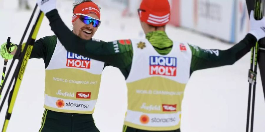 Die Kombinierer Fabian Riessle (l) und Eric Frenzel jubeln über dem WM-Titel im Teamsprint. Foto: Hendrik Schmidt