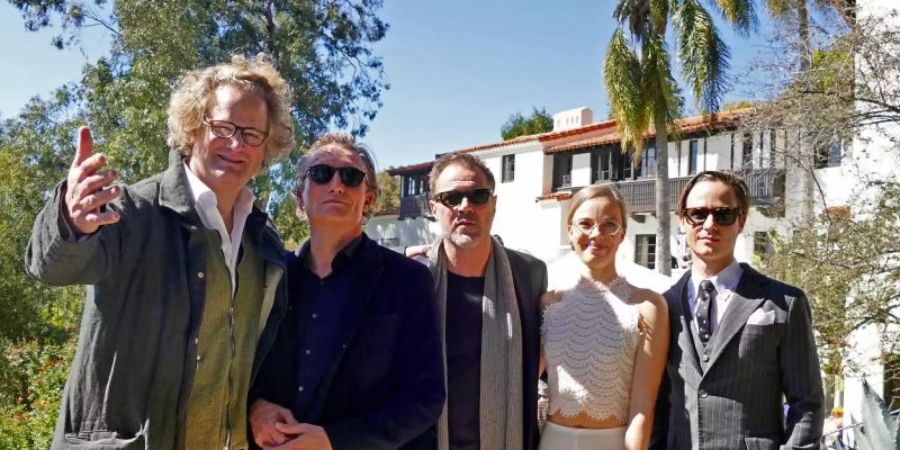 Florian Henckel von Donnersmarck (l-r) und die Schauspieler Oliver Masucci, Sebastian Koch, Saskia Rosendahl und Tom Schilling beim Empfang in der Villa Aurora. Foto: Barbara Munker