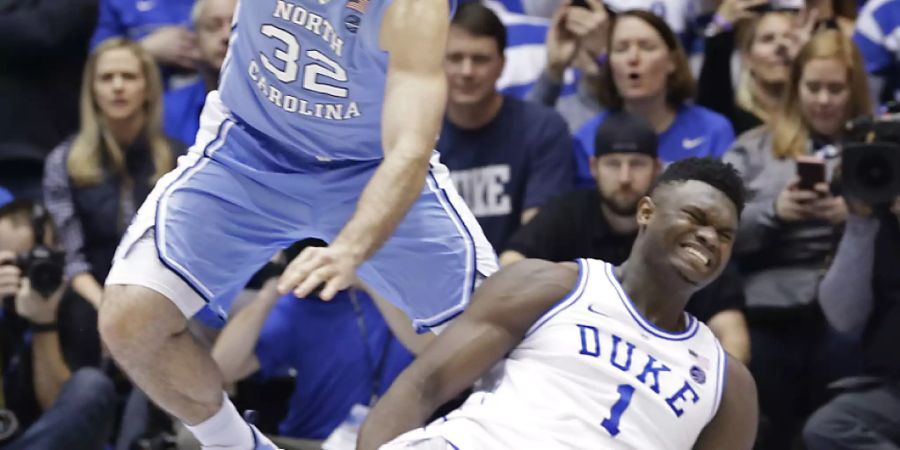Zion Williamson (rechts) bei der verhängnisvollen Situation mit dem kaputten Schuh und schmerzverzerrtem Gesicht
