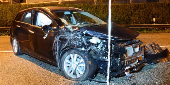 Gemeinde - Alkoholisierter Autofahrer verursacht Selbstunfall