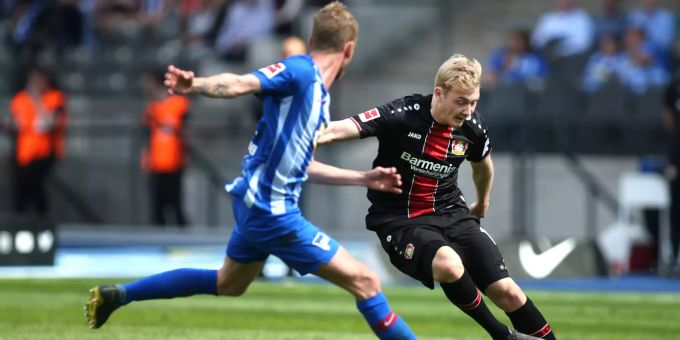 Leverkusens Julian Brandt (r) kämpft gegen Fabian Lustenberger von Hertha BSC um den Ball. Hertha BSC - Bayer Leverkusen