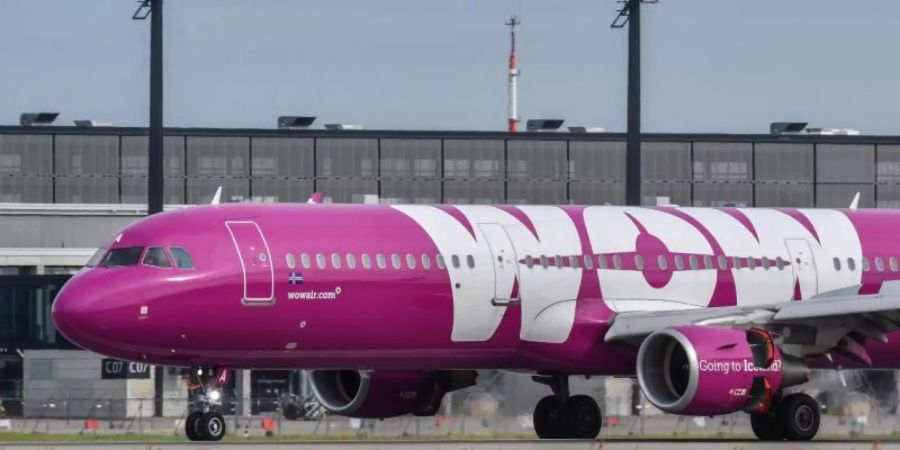 Ein Passagierflugzeug der isländischen Billigfluggesellschaft WOW Air landet in Berlin Schönefeld. Foto: Patrick Pleuel