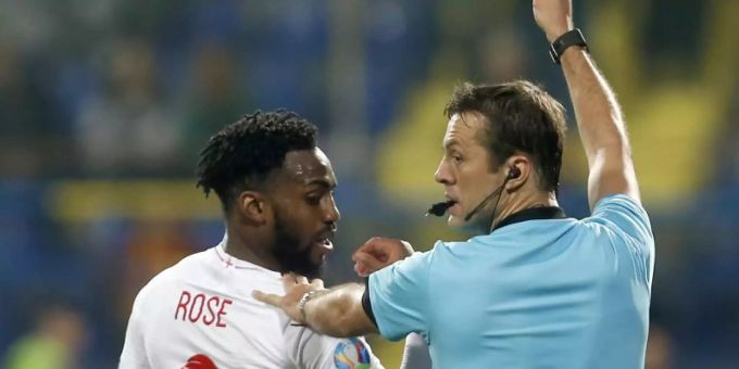 Nachdem Danny Rose die Gelbe Karte gesehen hatte, soll er rassistisch beleidigt worden sein. england rassismus
