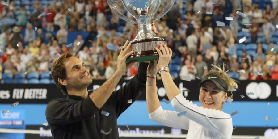 Belinda Bencic und Roger Federer feiern in Perth den Sieg beim Hopman Cup. Foto: Trevor Collens/AP