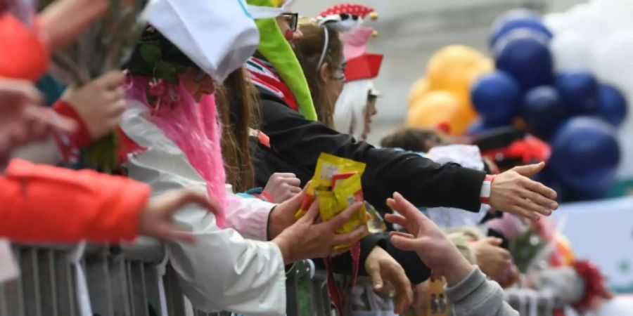 Süssigkeiten beim Karnevalszug