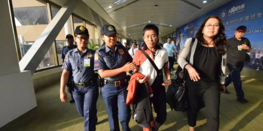 Maria Ressa (2. v. r.) wird in Manila abgeführt