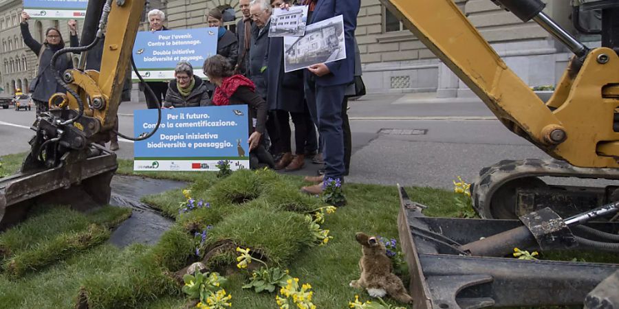 Umweltverbände bei einer Aktion vor dem Bundeshaus zur Lancierung von zwei Volksinitiativen: der Biodiversitätsinitiative und der Landschaftsinitiative.