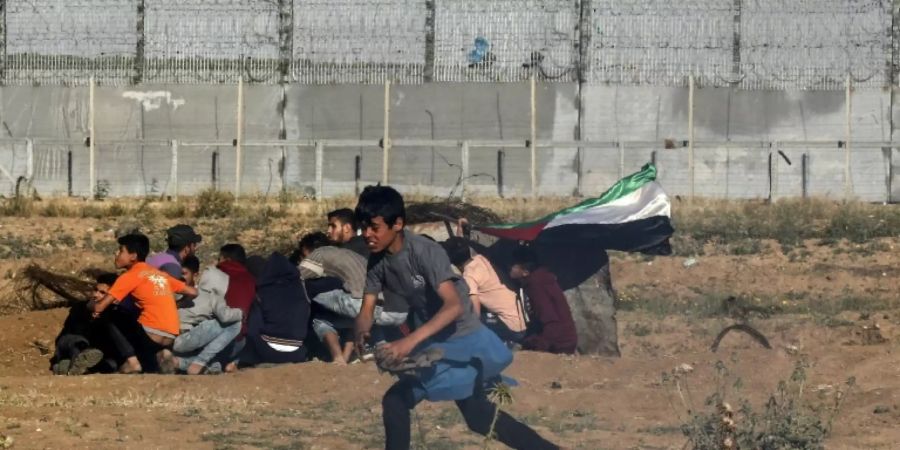 Palästinensische Demonstranten in der Nähe des Zauns