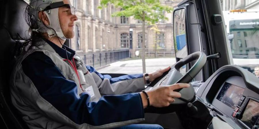 In Berlin wurden erste Ergebnisse des Platooning-Tests präsentiert. Zu Forschungszwecken erfolgten bei dem Projekt auch über eine Brille ein Eye-Tracking und über die verkabelte EEG-Haube die Analyse von Wachheits- und Aktivierungsgraden des Fahrers. Foto: Soeeren Stache