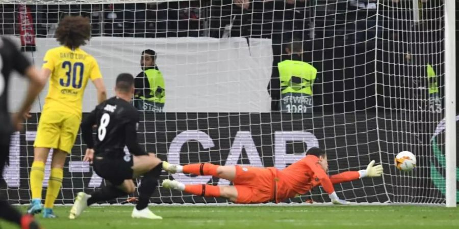Luka Jovic (M.) traf per Kopf zum 1:0. Foto: Arne Dedert