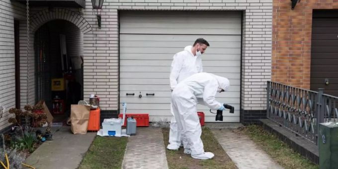 Kriminaltechniker untersuchen das Haus und den Garten der Schwester der verschwundenen 15-jährigen Rebecca. Foto: Bernd von Jutrczenka Rebecca Kriminaltechniker Untersuchung Haus