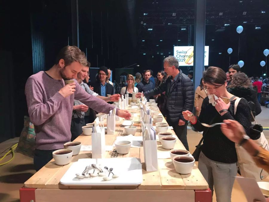 Kaffeeliebhaber probieren beim «Cupping» verschiedene Geschmäcker.