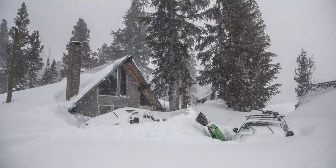 Ein Wintersturm in Kalifornien brachte stellenweise mehrere Meter Schnee in der Sierra Nevada. Winterwetter in Kalifornien