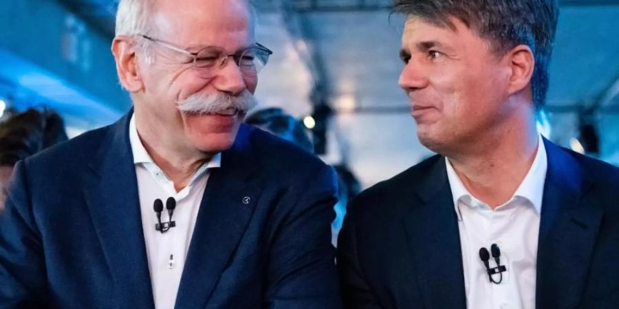 Von Konkurrenten zu Kollegen: Harald Krüger (r), Vorsitzender des Vorstands der BMW AG, und Dieter Zetsche, Vorsitzender des Vorstands der Daimler AG und Leiter Mercedes-Benz Cars. Foto: Bernd von Jutrczenka