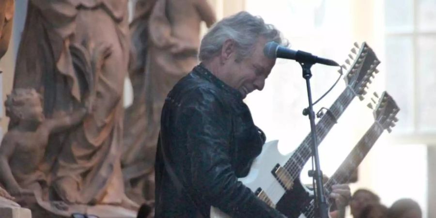 Don Felder beschwört zwischen antiken Statuen alte Eagles-Zeiten. Foto: Christina Horsten