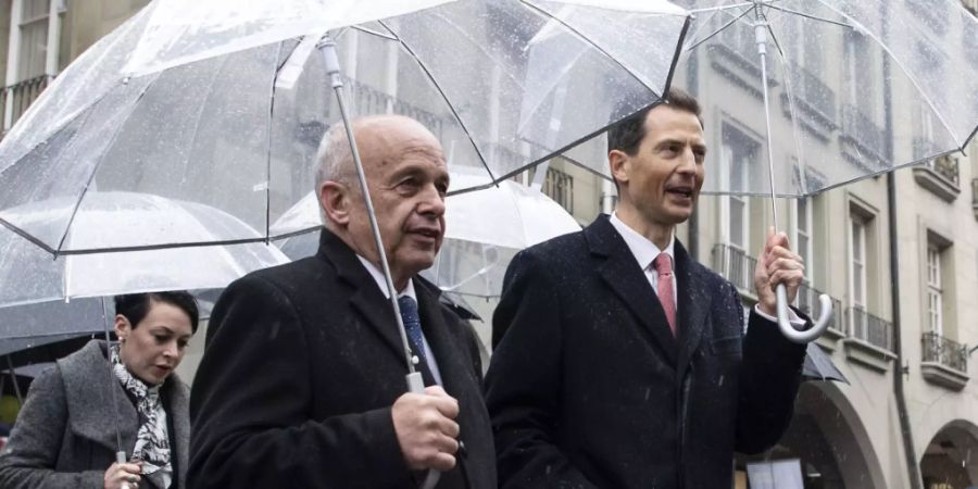 Feierlicher Empfang unterm Regenschirm: Erbprinz Alois von und zu Liechtenstein (rechts) mit Bundespräsident Ueli Maurer in der Kramgasse in Bern.