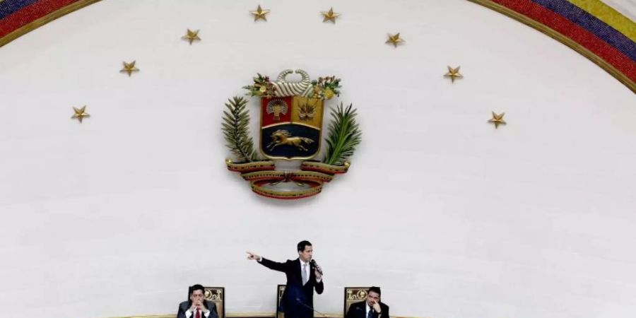 Durch den Entzug der parlamentarischen Immunität droht Juan Guaidó die Verhaftung. Foto: Boris Vergara/AP