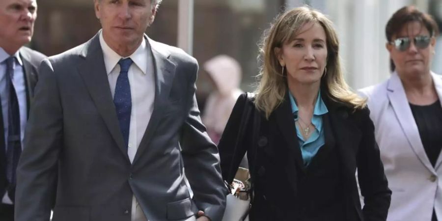 Felicity Huffman kommt mit ihrem Bruder Moore Huffman Jr. zum Bundesgericht. Foto: Charles Krupa/AP