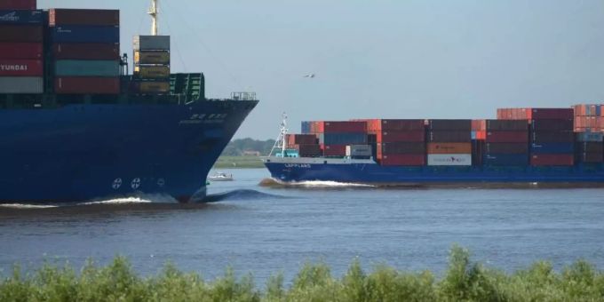 Containerschiffe auf der Elbe. Foto: Marcus Brandt Containerschiffe auf der Elbe. Foto: Marcus Brandt