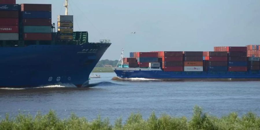 Containerschiffe auf der Elbe. Foto: Marcus Brandt