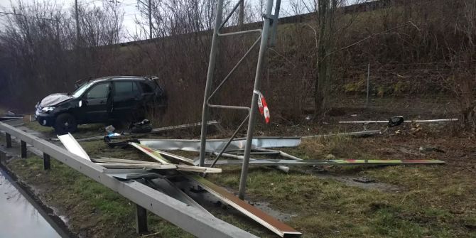 Küssnacht (SZ): Selbstunfall endet glimpflich