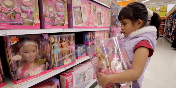 Ein Mädchen beim Barbie-Shopping. barbie