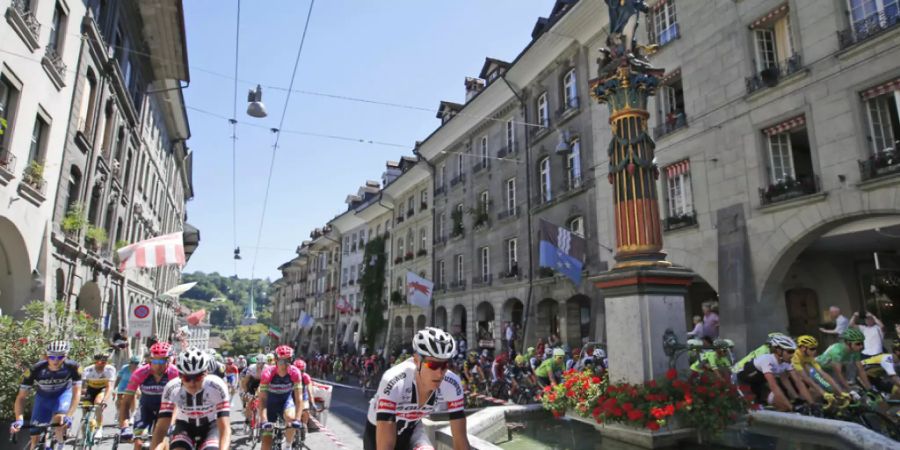 2016 fuhren Weltklasse-Radfahrer anlässlich eines Tour-de-France-Etappenstarts durch die Stadt Bern. (Archivbild)