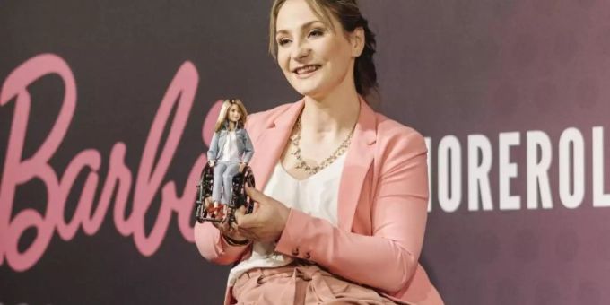 Kristina Vogel präsentiert ihre «eigene» Barbie-Puppe. Foto: Paul Jordan/Mattel Kristina Vogel präsentiert ihre «eigene» Barbie-Puppe. Foto: Paul Jordan/Mattel