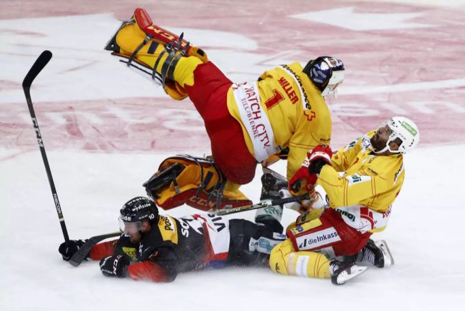 Biel-Goalie Hiller verletzt sich bei einem Zusammenprall mit Teamkollege Earl und SCB-Stürmer Scherwey. SCB Biel Hiller Scherwey