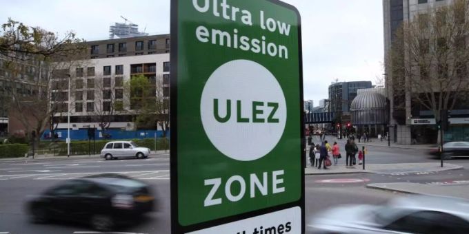 Grüne Schilder weisen in London auf die «Ultra Low Emission Zone» hin. Foto: Yui Mok/PA Wire Grüne Schilder weisen in London auf die «Ultra Low Emission Zone» hin. Foto: Yui Mok/PA Wire