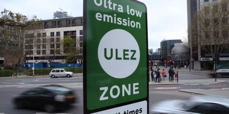 Grüne Schilder weisen in London auf die «Ultra Low Emission Zone» hin. Foto: Yui Mok/PA Wire