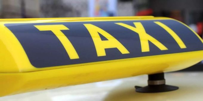 In Hamburg passiert: Ein neugeborenes Baby allein im Taxi. Foto: Jens Wolf In Hamburg passiert: Ein neugeborenes Baby allein im Taxi. Foto: Jens Wolf