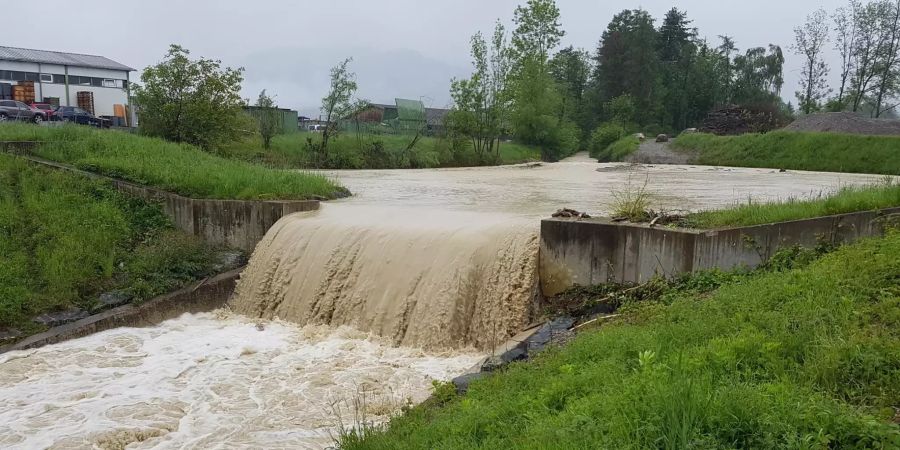 Wasser wohin das Auge reicht: In Altstätten verwandelte sich ein Bach zu einem regelrechten Wasserfall.