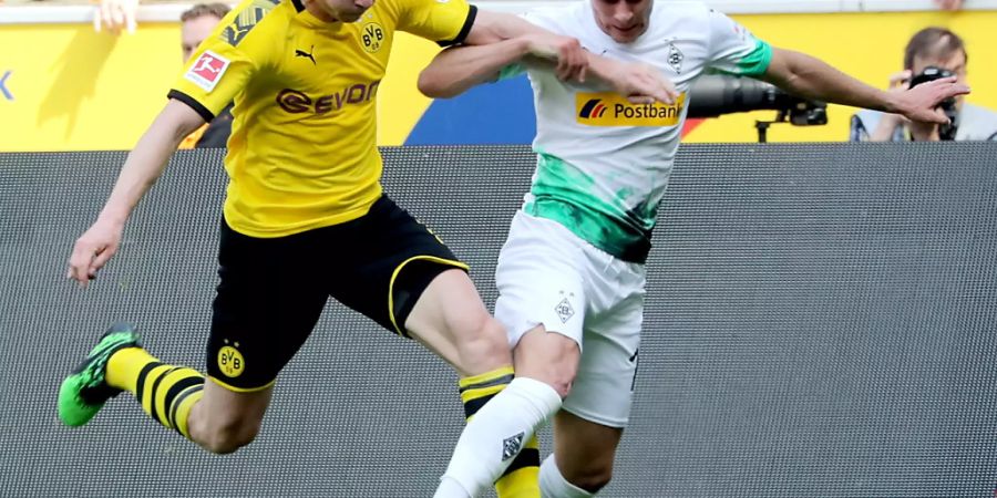 Thorgan Hazard (in weiss) hier noch als Gegner von Borussia Dortmund im Einsatz