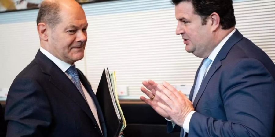 Finanzminister Olaf Scholz (l) und Sozialminister Hubertus Heil in Berlin. Foto: Bernd von Jutrczenka