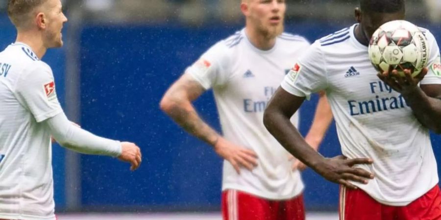 Die Spieler des HSV hadern mit der 2:3-Heimpleite gegen Darmstadt 98. Foto: Axel Heimken