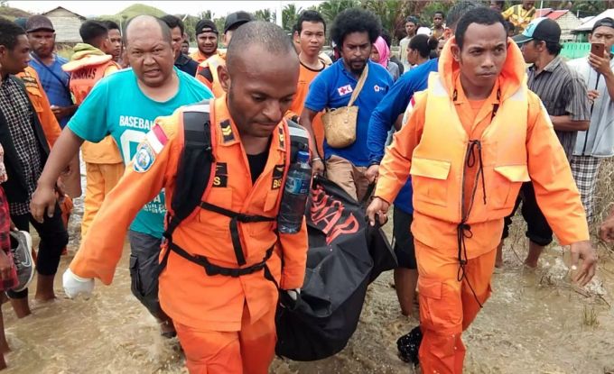 Weitere Helfer an einer Unglücksstelle. Indonesien Unglück Hochwasser