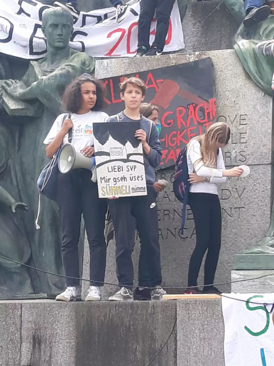 Klimastreikende in Bern lassen Plakate sprechen.