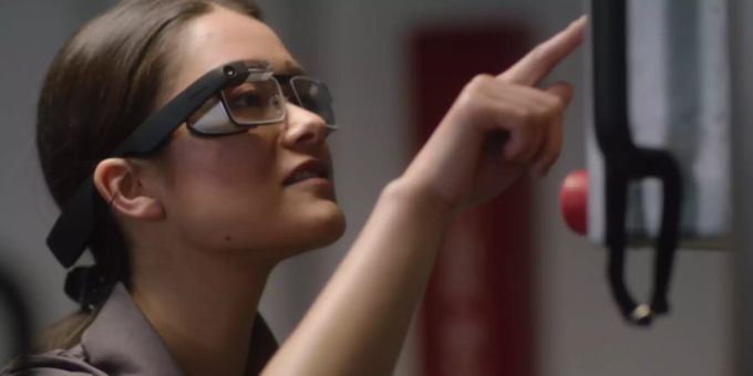 Eine Frau trägt die Glass Datenbrille der Enterprise Edition 2 von Google LLC. Google Glass Datenbrille