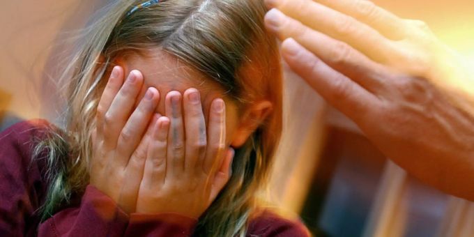 Ein Kind wird zu Hause geohrfeigt.. Gemäss UN-Kinderrechtskonvention hat jedes Kind das Recht, vor Gewalt geschützt zu werden. Gewalt Erziehung