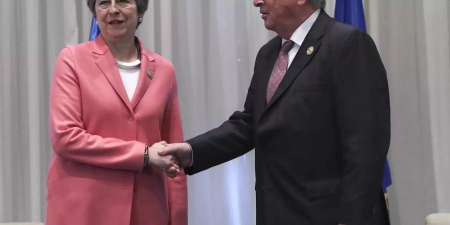 Theresa May traf EU-Kommissionspräsident Jean-Claude Juncker am Rande des ersten Gipfels von EU und Arabischer Liga in Ägypten zu erneuten Gesprächen über den Brexit. Foto: Francisco Seco/AP POOL